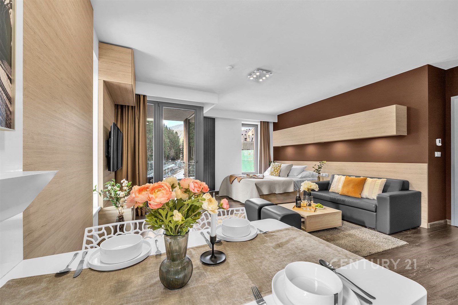 Moderní obývací pokoj s dřevěnými prvky, velkými o