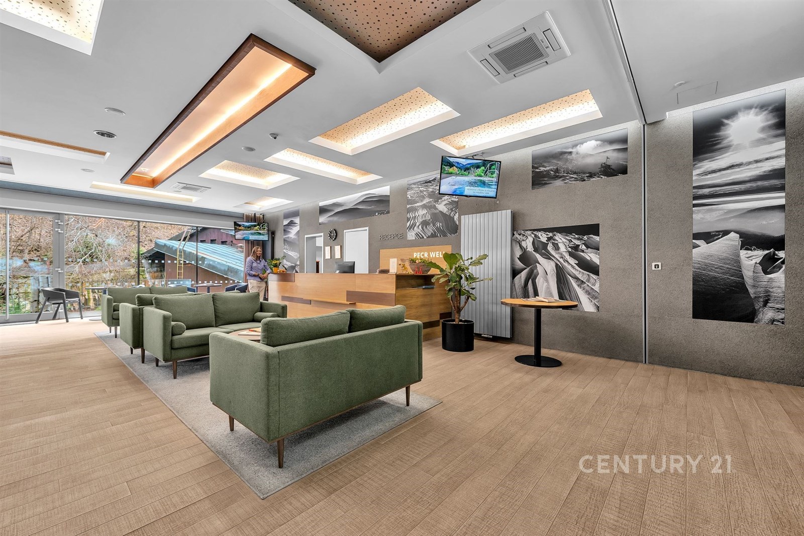 Moderní recepce s parketovou podlahou, velkými okn