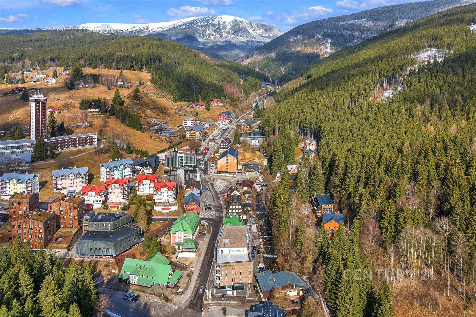 Letecký pohled na horskou obec v zimní krajině, ob