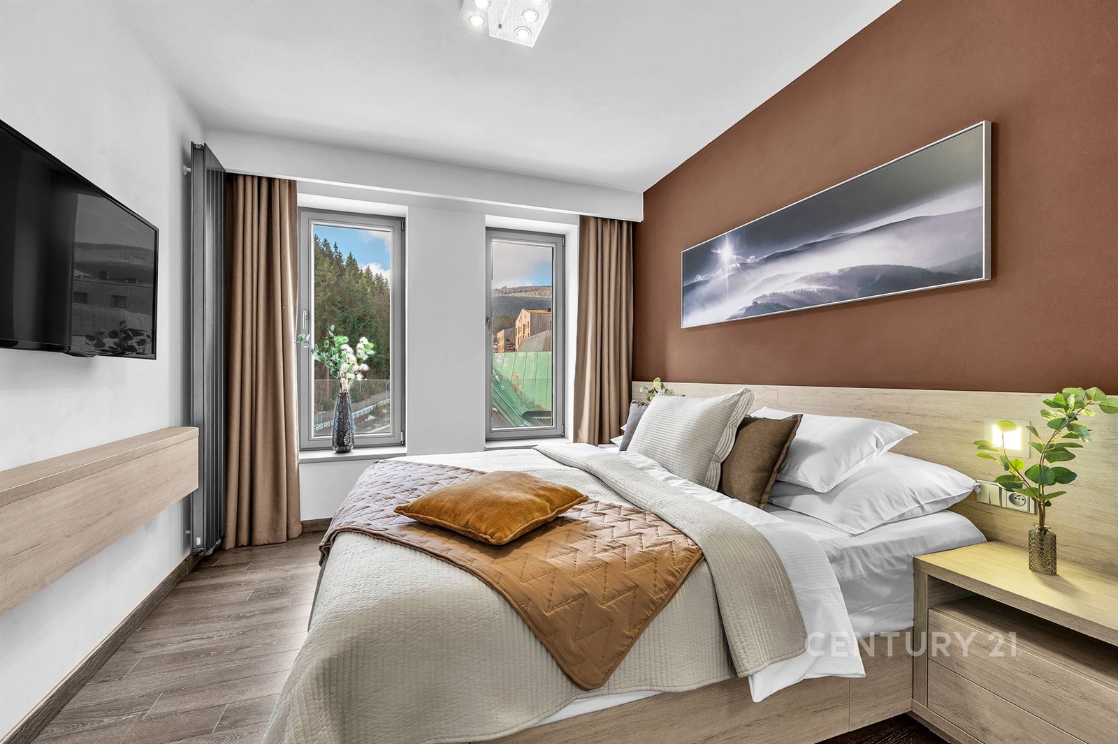 Prostorná ložnice s parketovou podlahou, velkými o