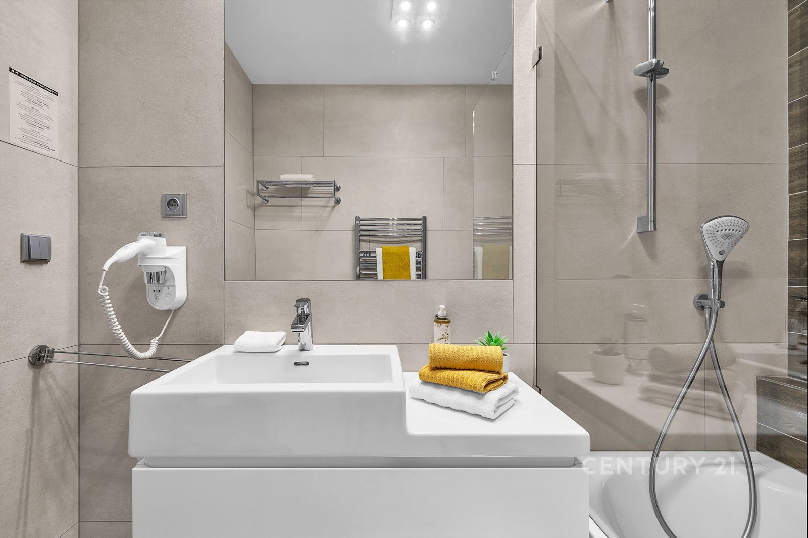 Moderní koupelna s dlažbou, sprchovým koutem a ele