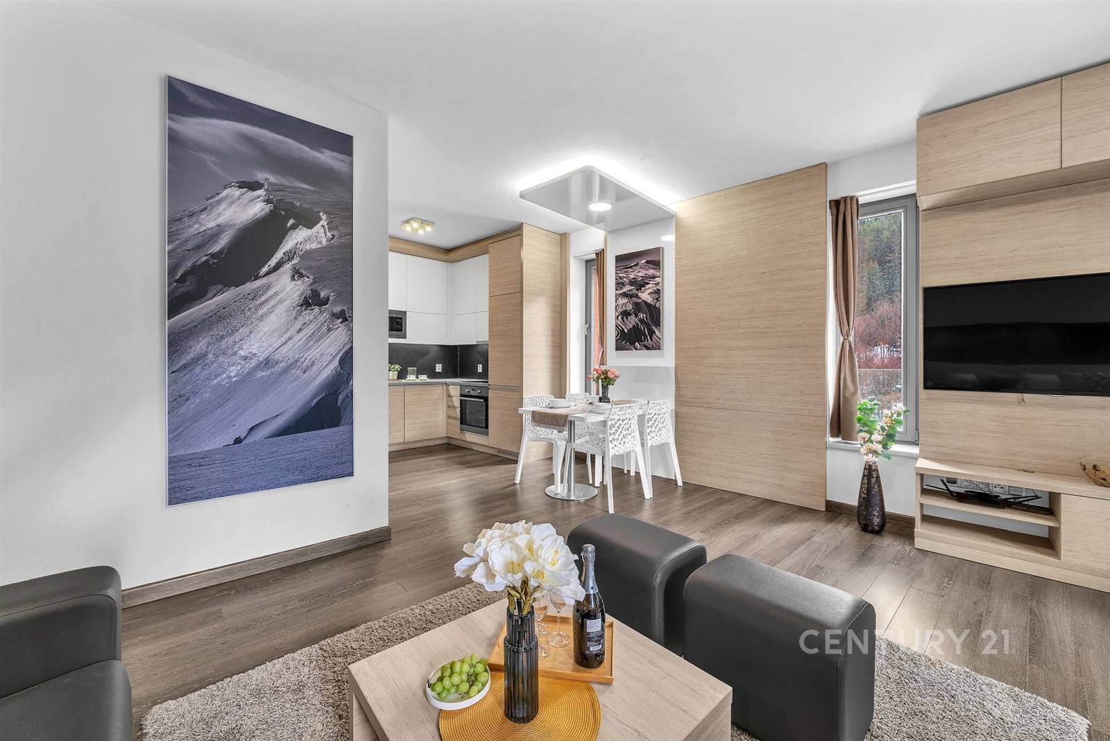 Moderní obývací pokoj s parketovou podlahou, velká