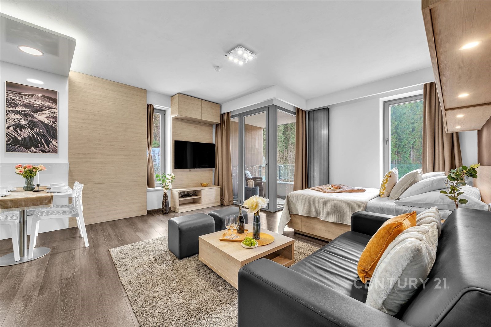 Moderní obývací pokoj s parketovou podlahou, velký