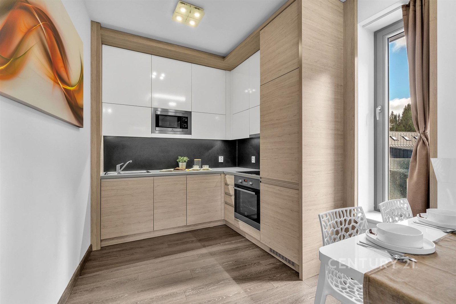 Moderní kuchyň s dřevěnými skříňkami, parketová po