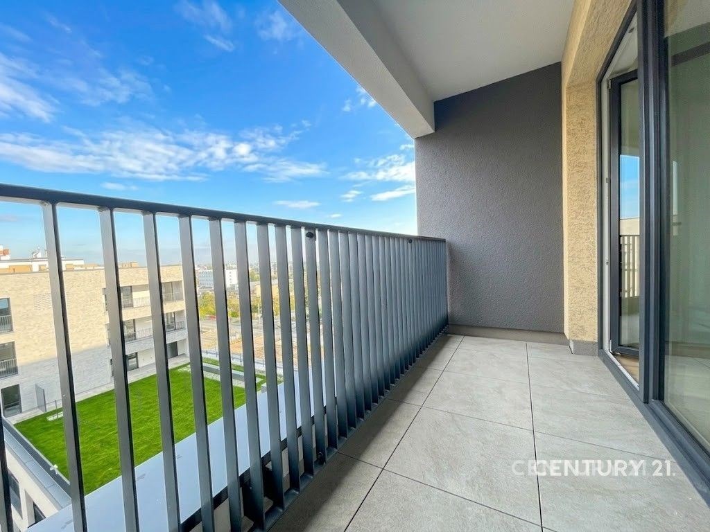 Balkón s moderní dlažbou a kovovým zábradlím nabíz