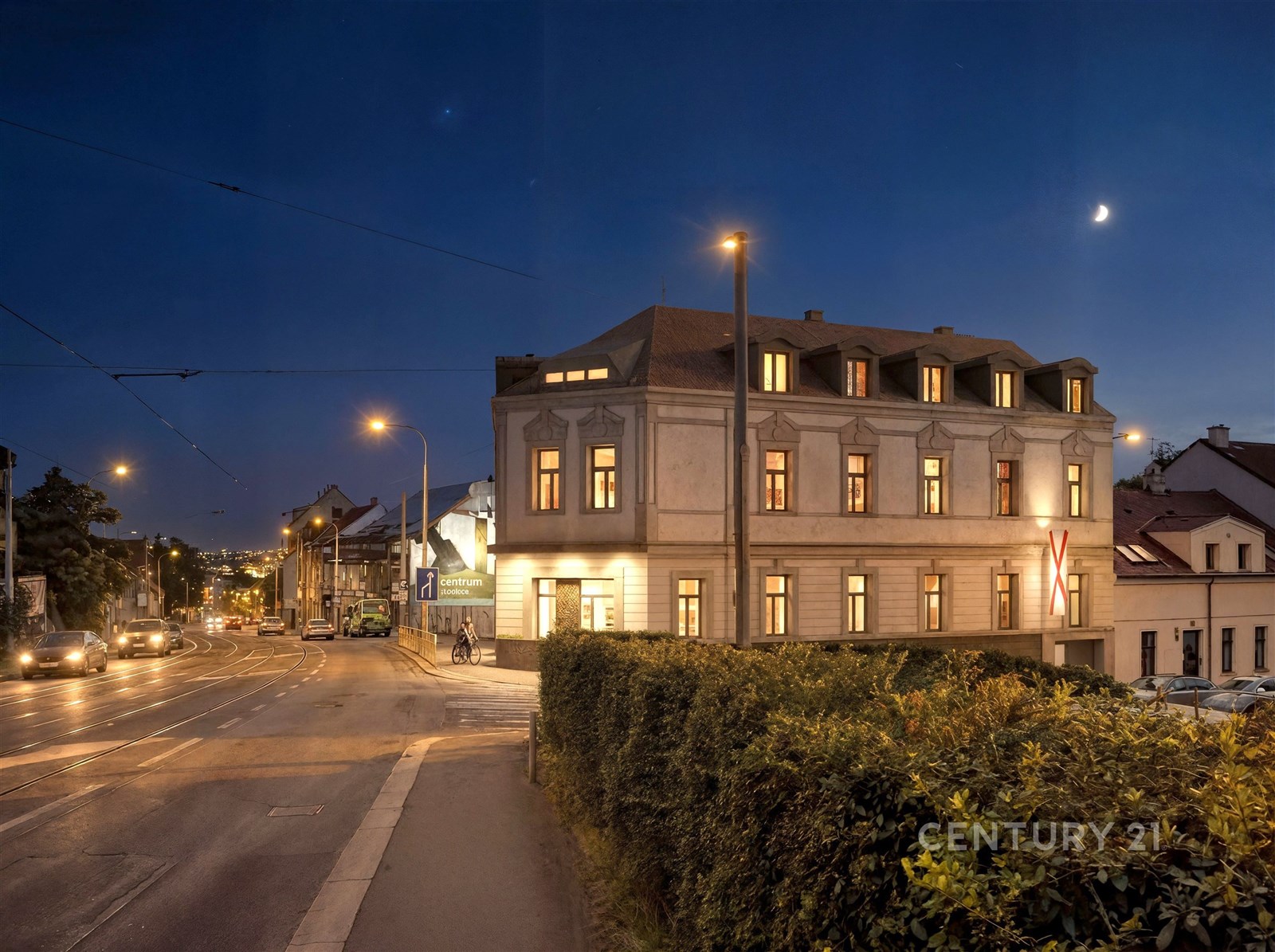 Historická budova v centru města s velkými okny, r