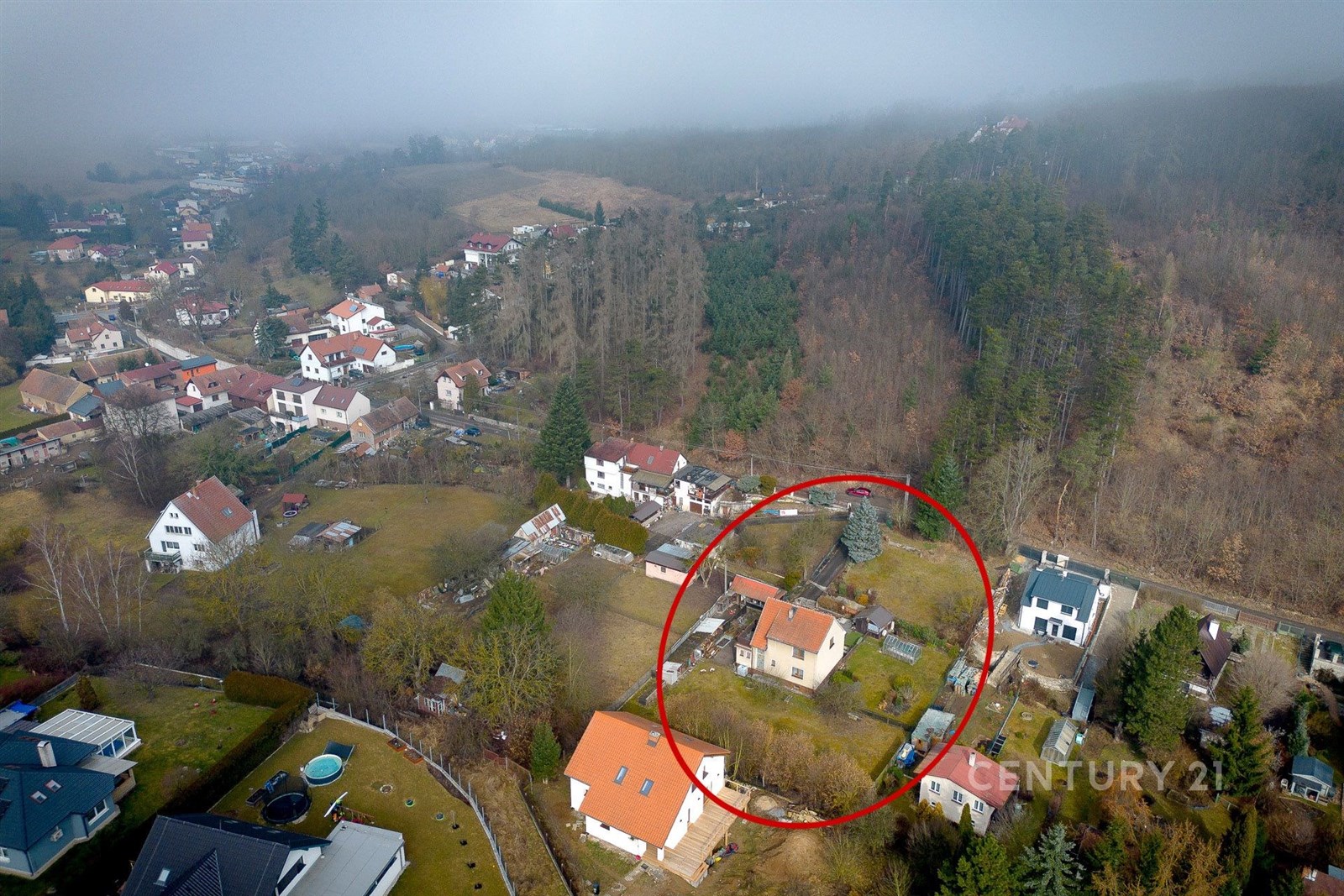 Rodinný dům s velkou zahradou, obklopený přírodou. Klidná lokalita, skvělá dostupnost, ideální pro rodinné bydlení.