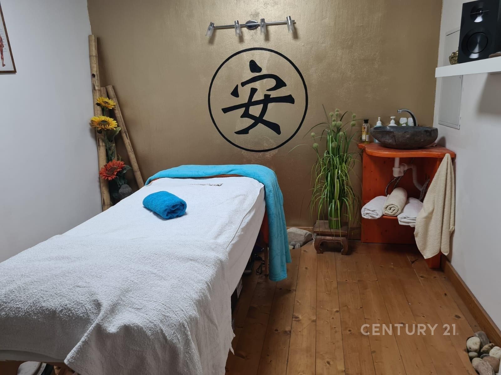 Pokoj pro wellness procedury s dřevěnou podlahou, 