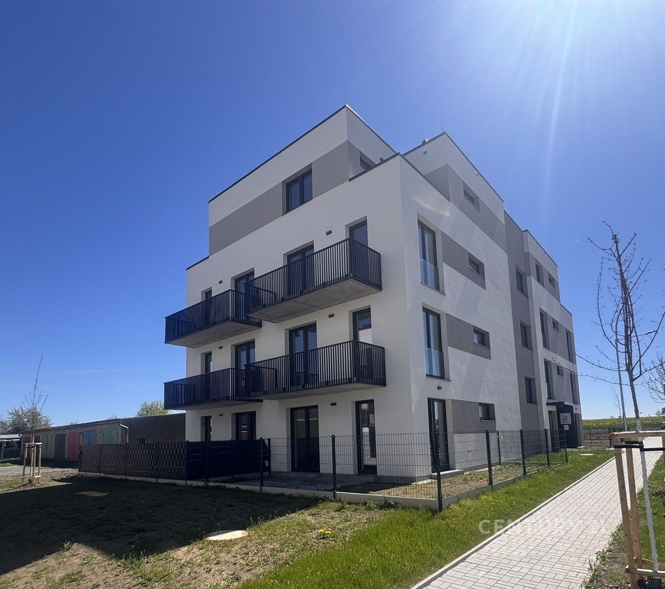 Moderní bytový dům s balkony, bílá fasáda, minimal