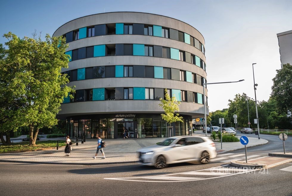Rozestavěný interiér s velkoplošnými okny, betonovými stěnami a stropem. Světlý prostor nabízí možnost moderního designu v renovaci.
