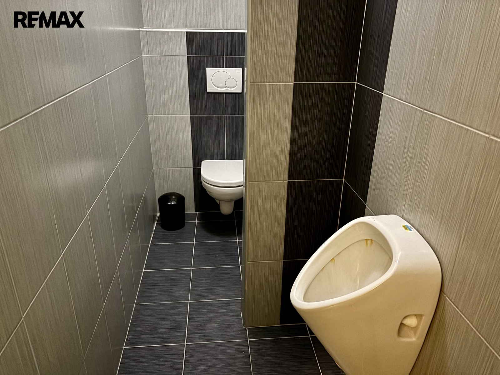 vlastní WC o patro níže