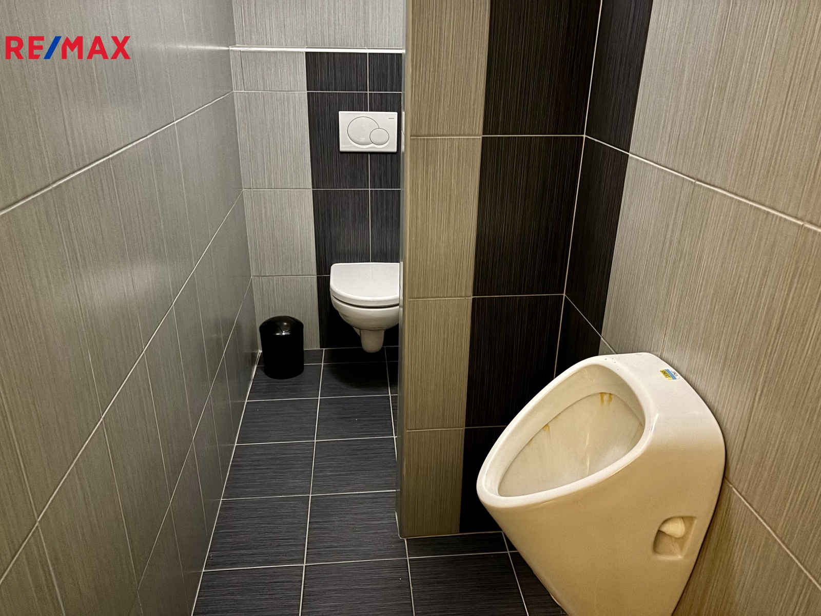 vlastní WC o patro níže