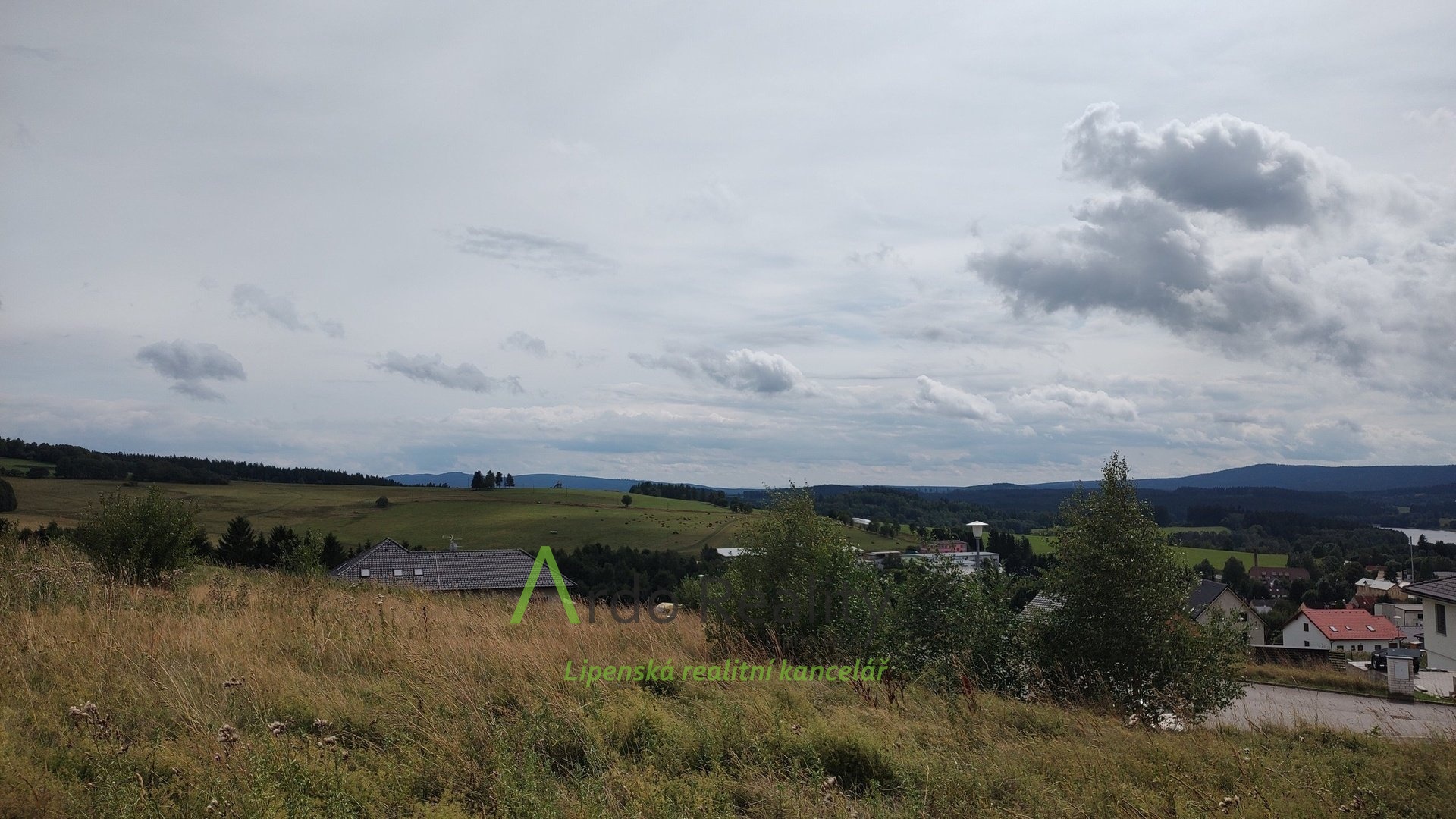 plne-zasitovany-pozemek-s-vyhledem-na-jezero-horni