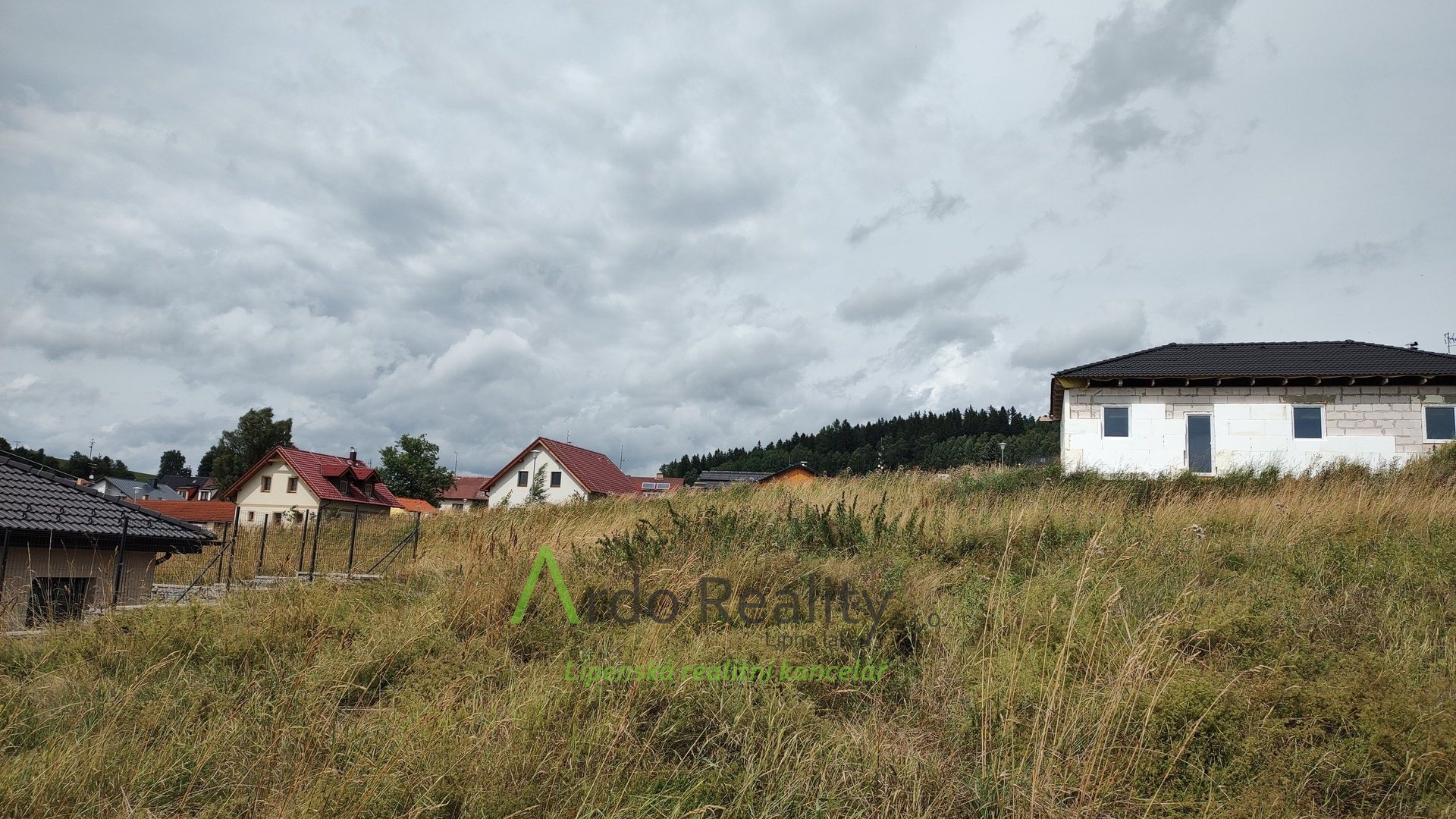 plne-zasitovany-pozemek-s-vyhledem-na-jezero-horni