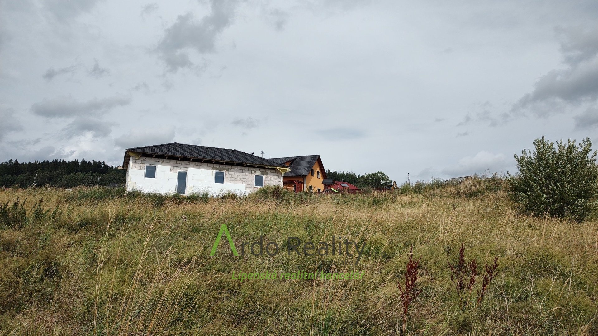 plne-zasitovany-pozemek-s-vyhledem-na-jezero-horni