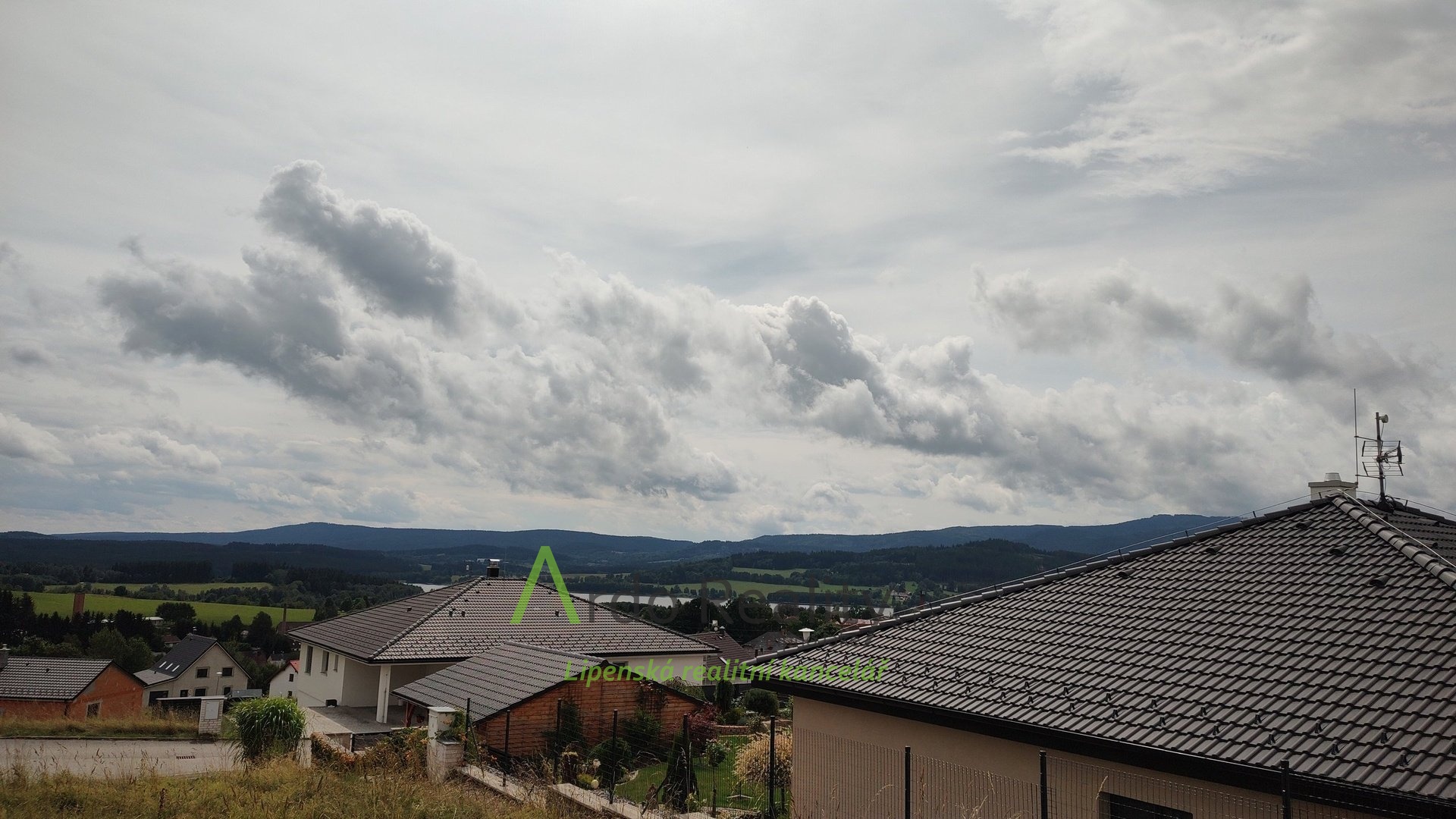 plne-zasitovany-pozemek-s-vyhledem-na-jezero-horni