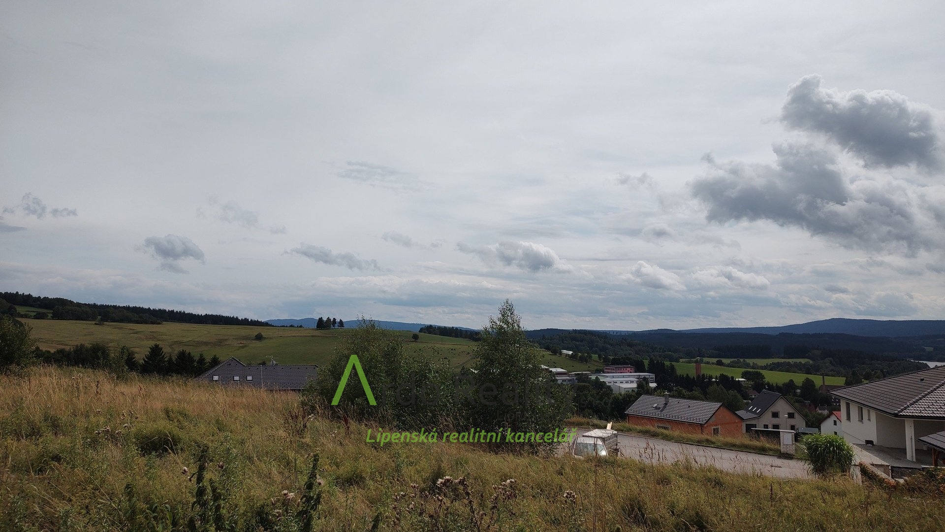 plne-zasitovany-pozemek-s-vyhledem-na-jezero-horni