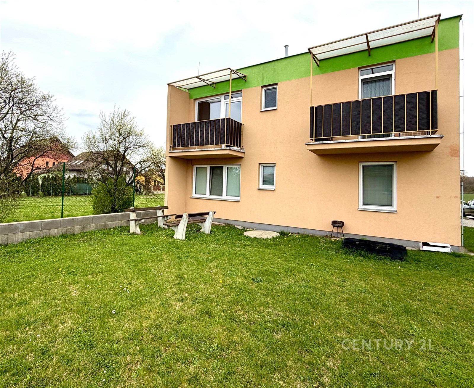 Zahrada s posezením u moderního domu, fasáda v pas