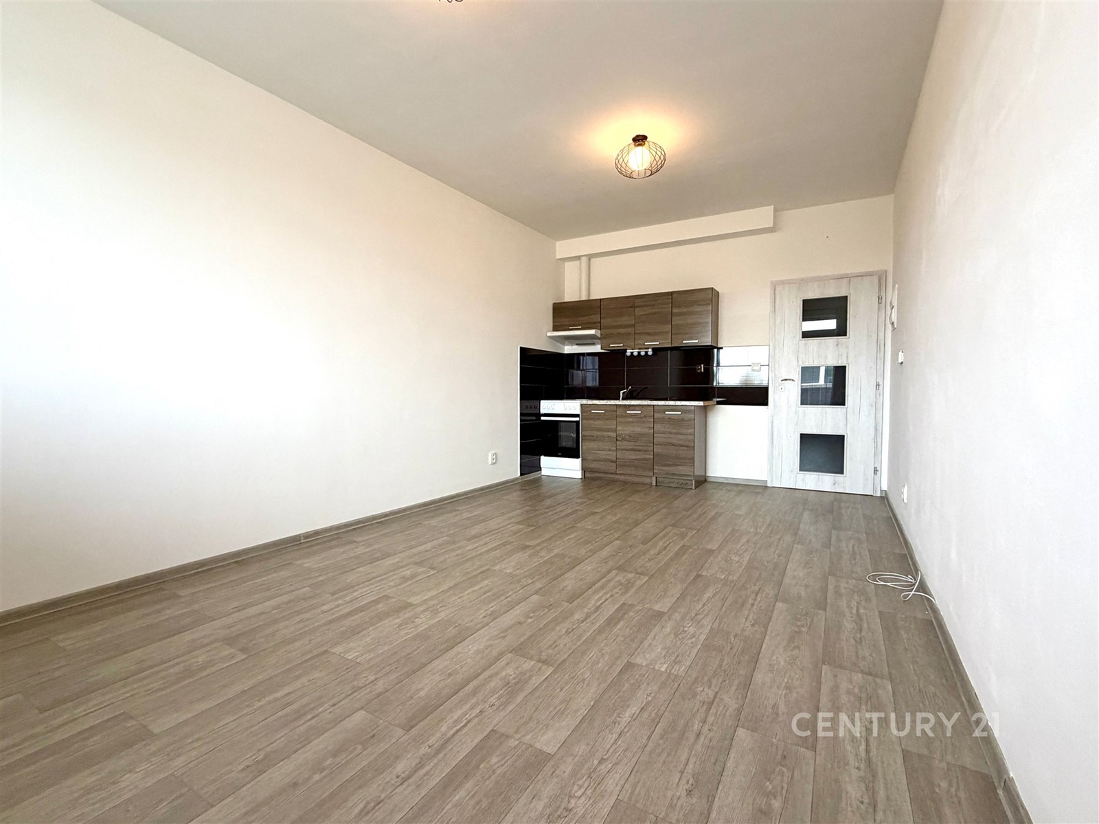 Prostorný obývací pokoj s moderní kuchyní, laminát