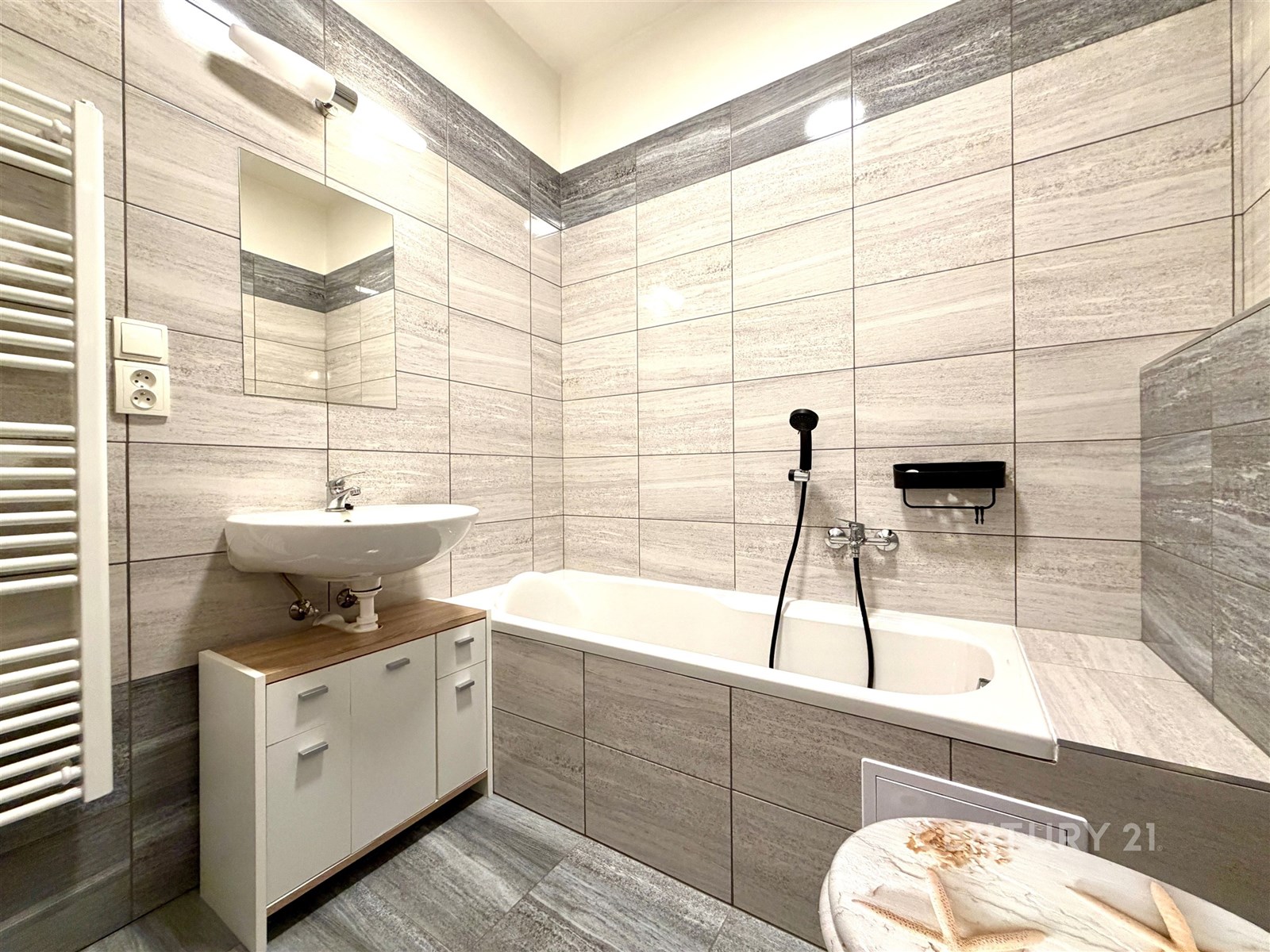 Moderní koupelna s dlažbou, vanou a umyvadlem, skř