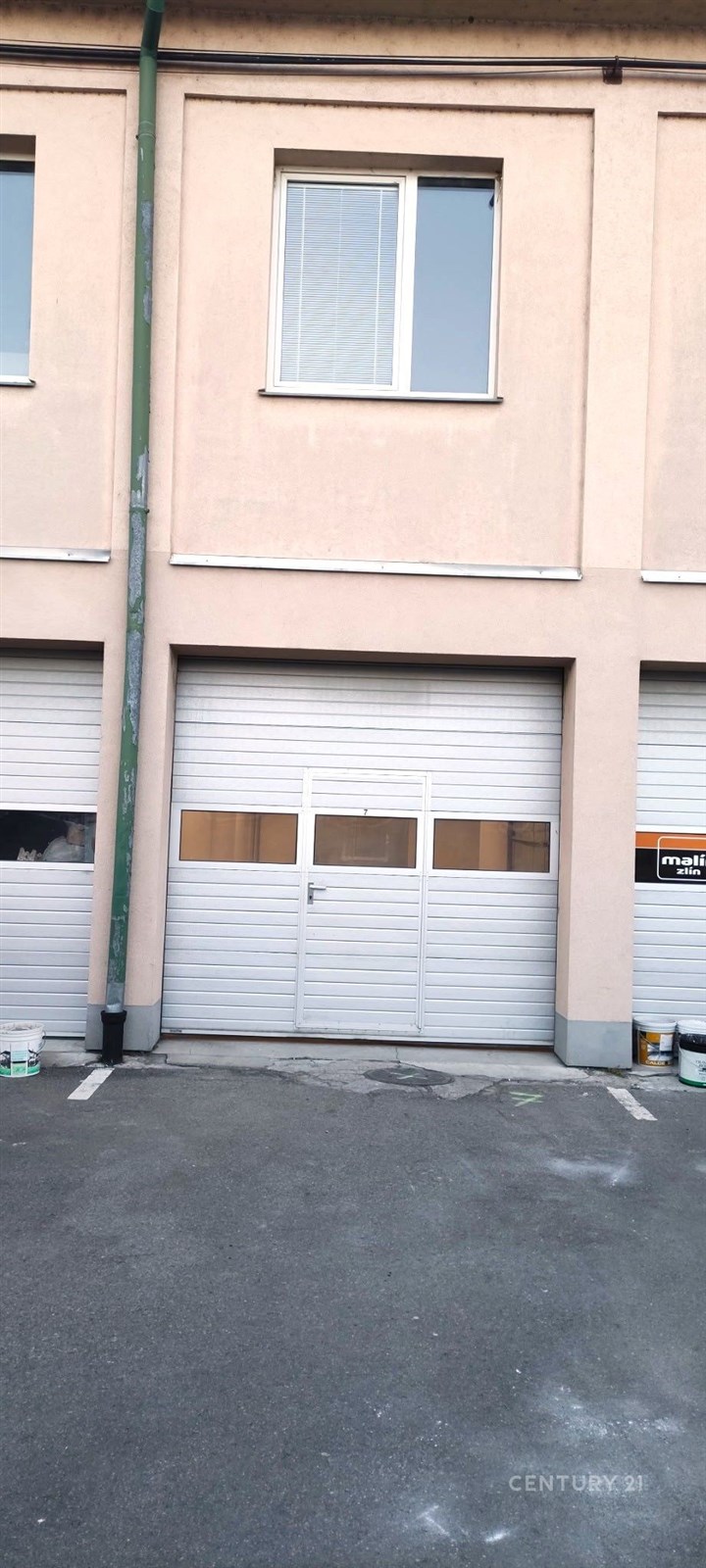 Prázdný prostor s garážovými vraty, betonová podla