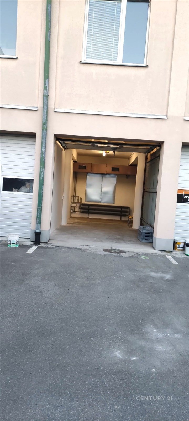 Průmyslová garáž s betonovou podlahou, vysokým str