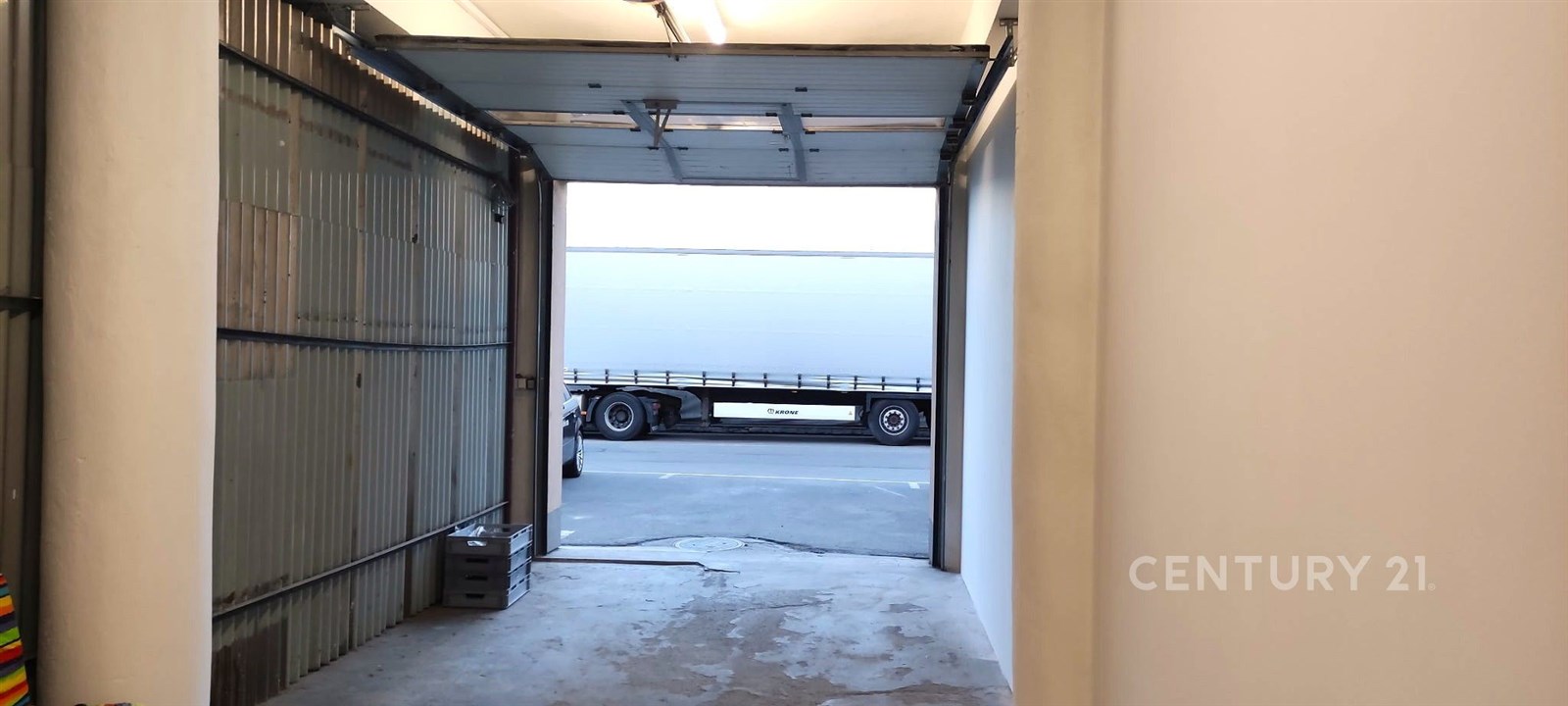 Garáž se světlým interiérem, betonovou podlahou a 