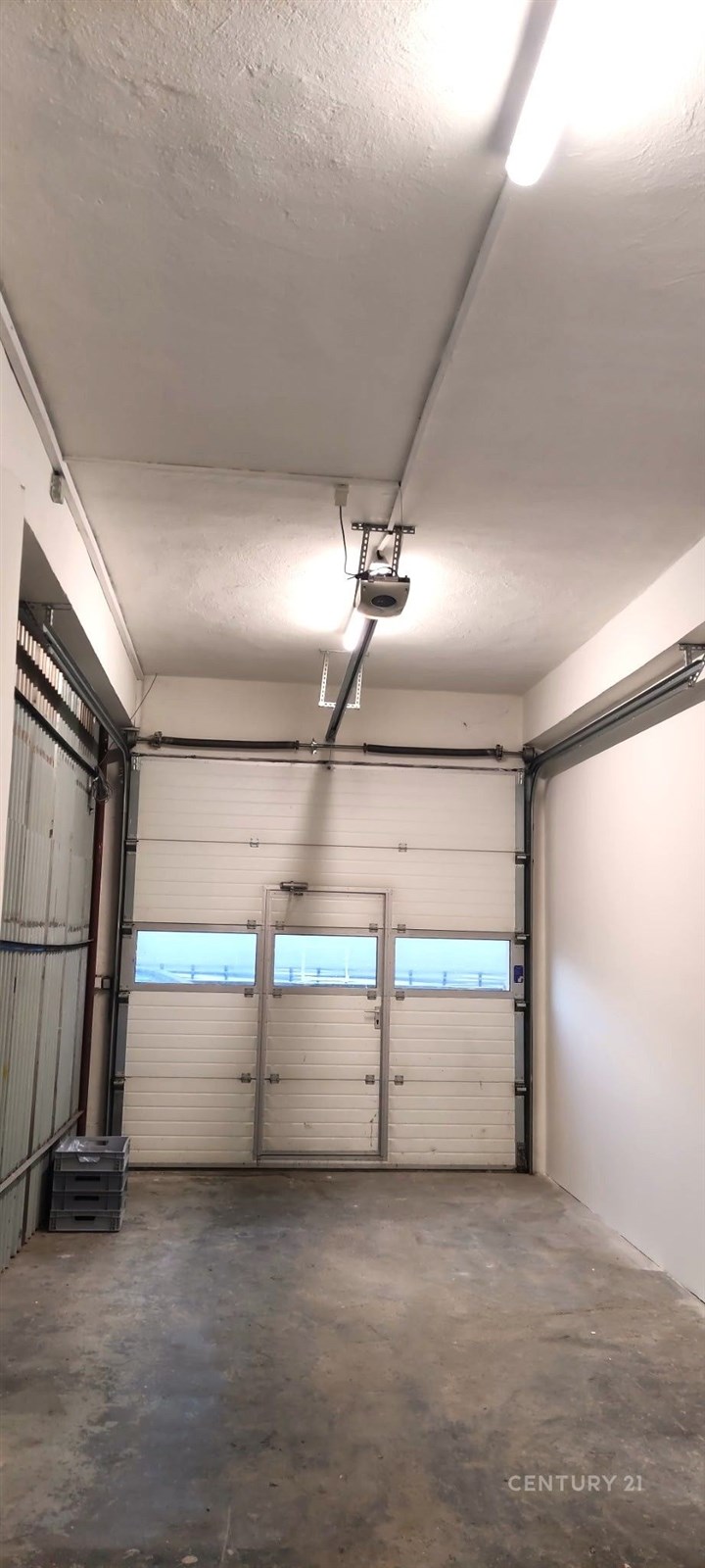 Garáž s betonovou podlahou, moderní automatická vr