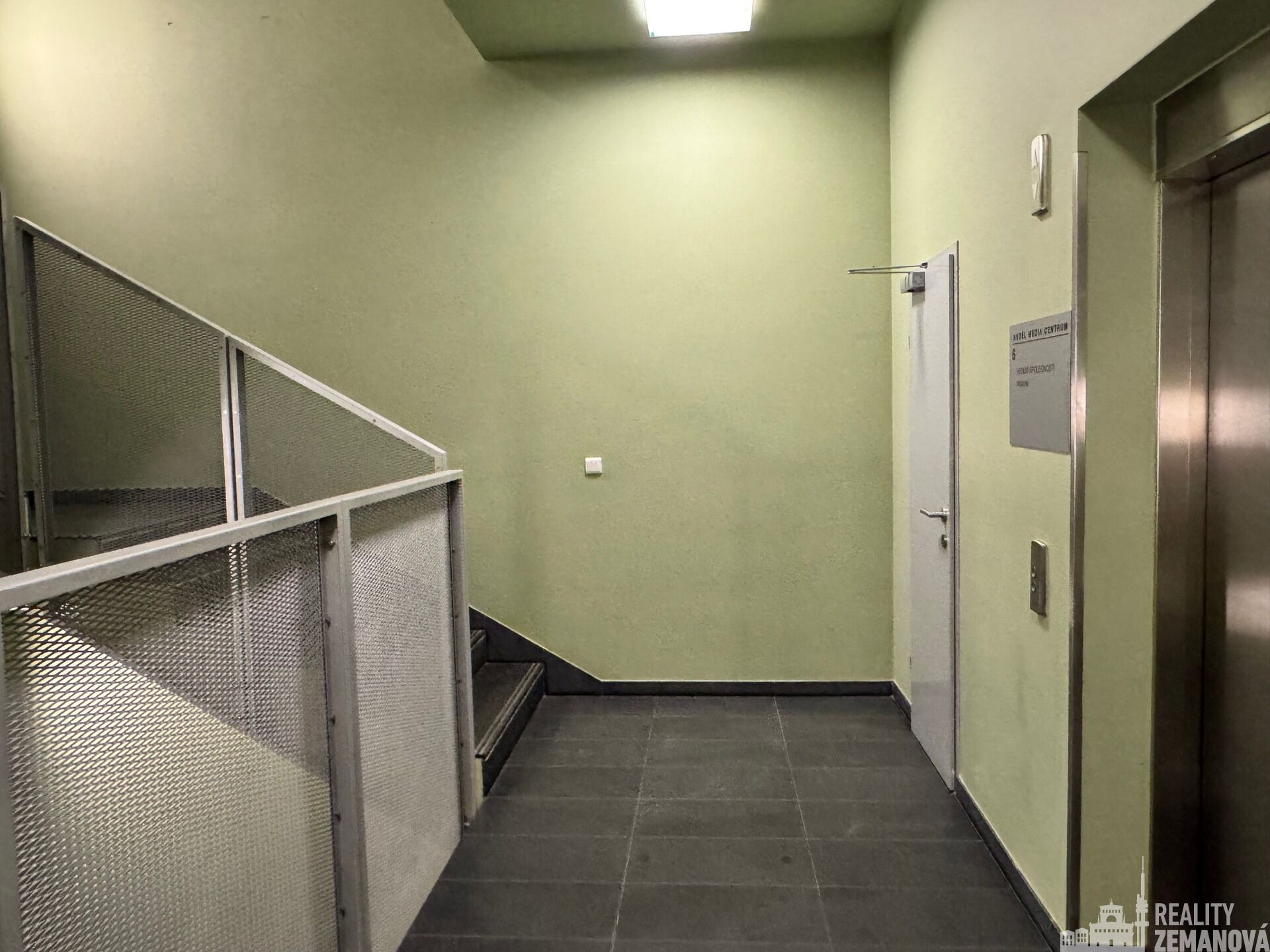 k zasedačce přístup