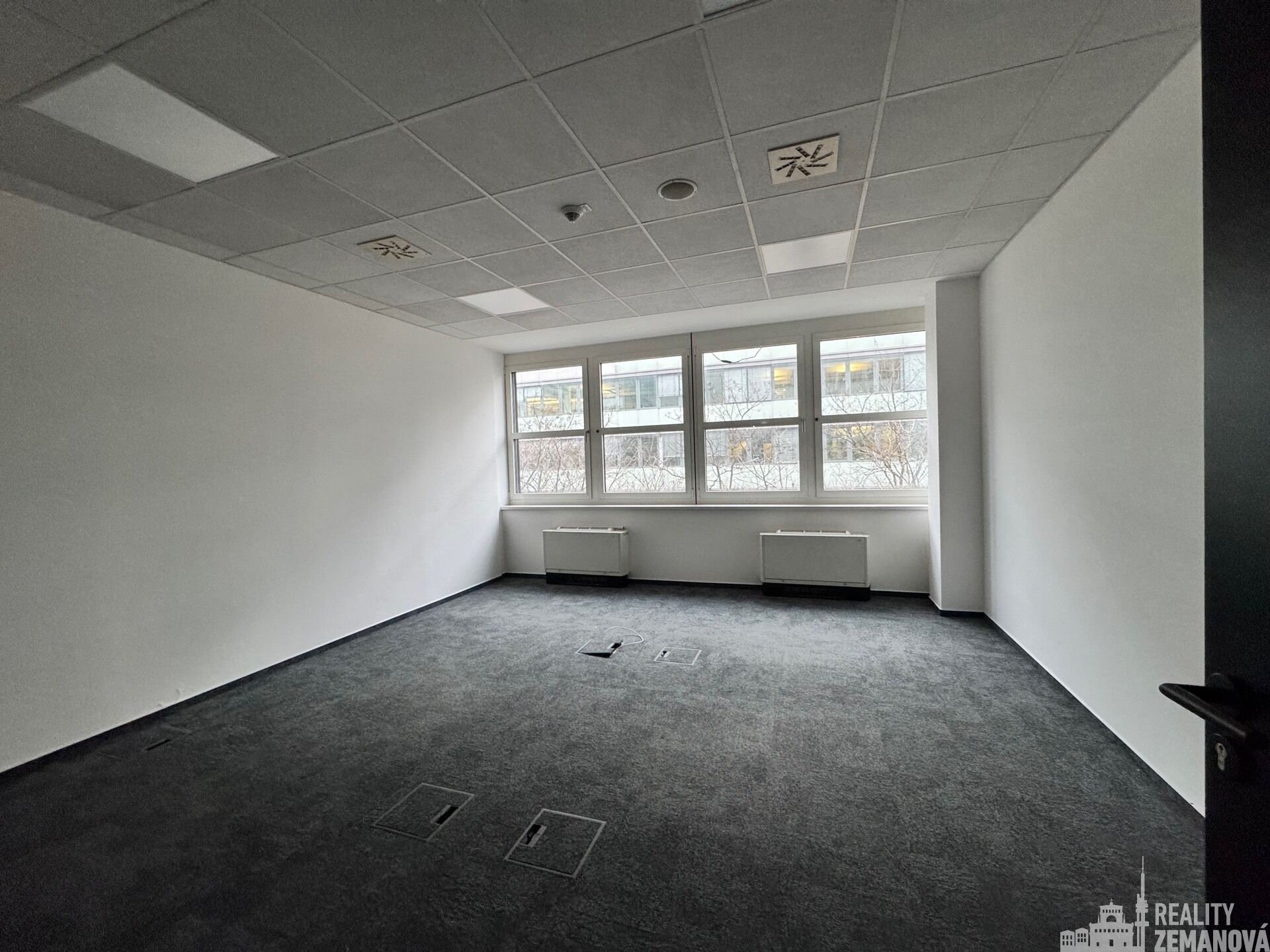 k zasedačce přístup