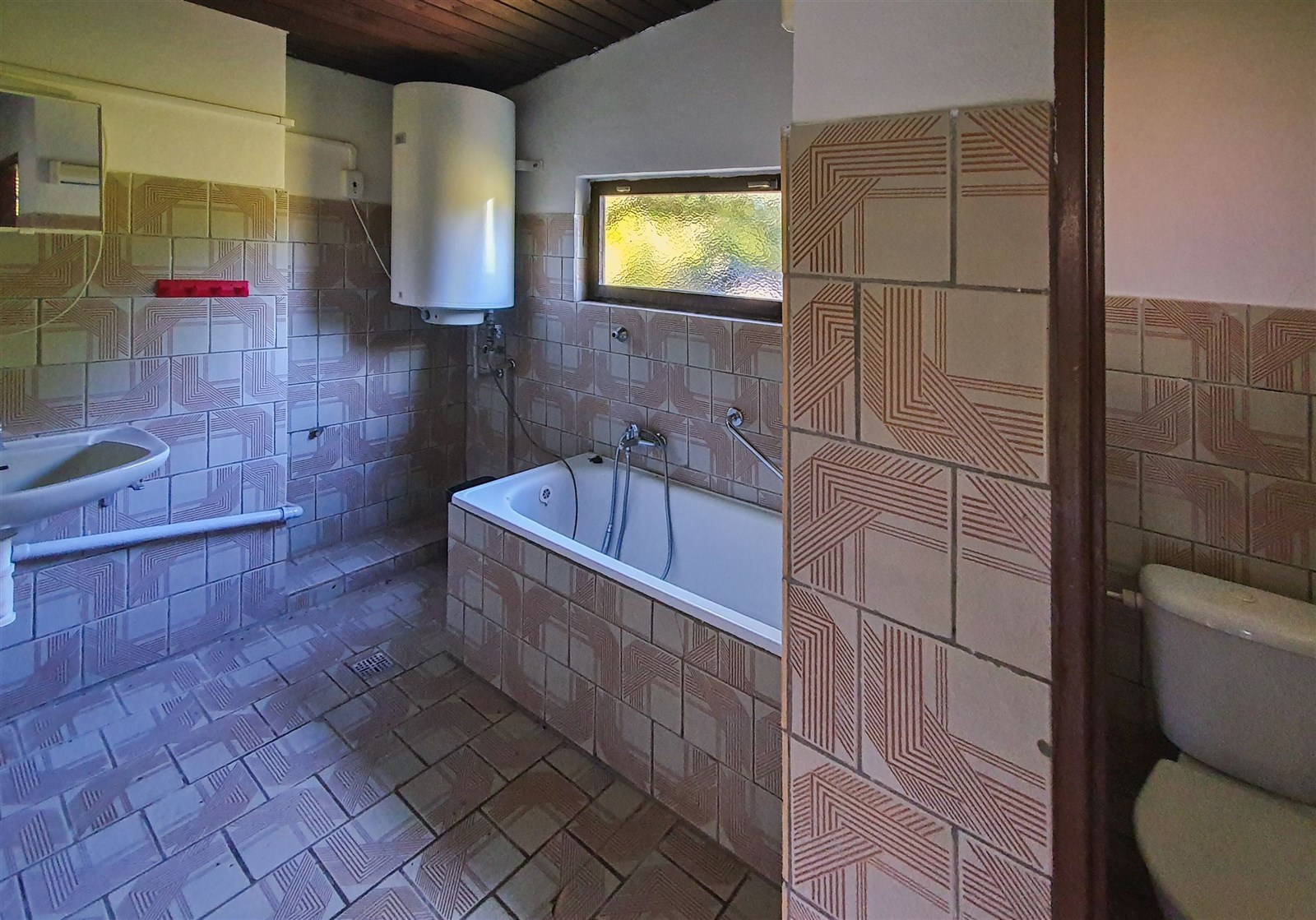 vana s stěna dlaždic, přirozené světlo, kachličková podlaha, ohřívač vody, a zrcadlo