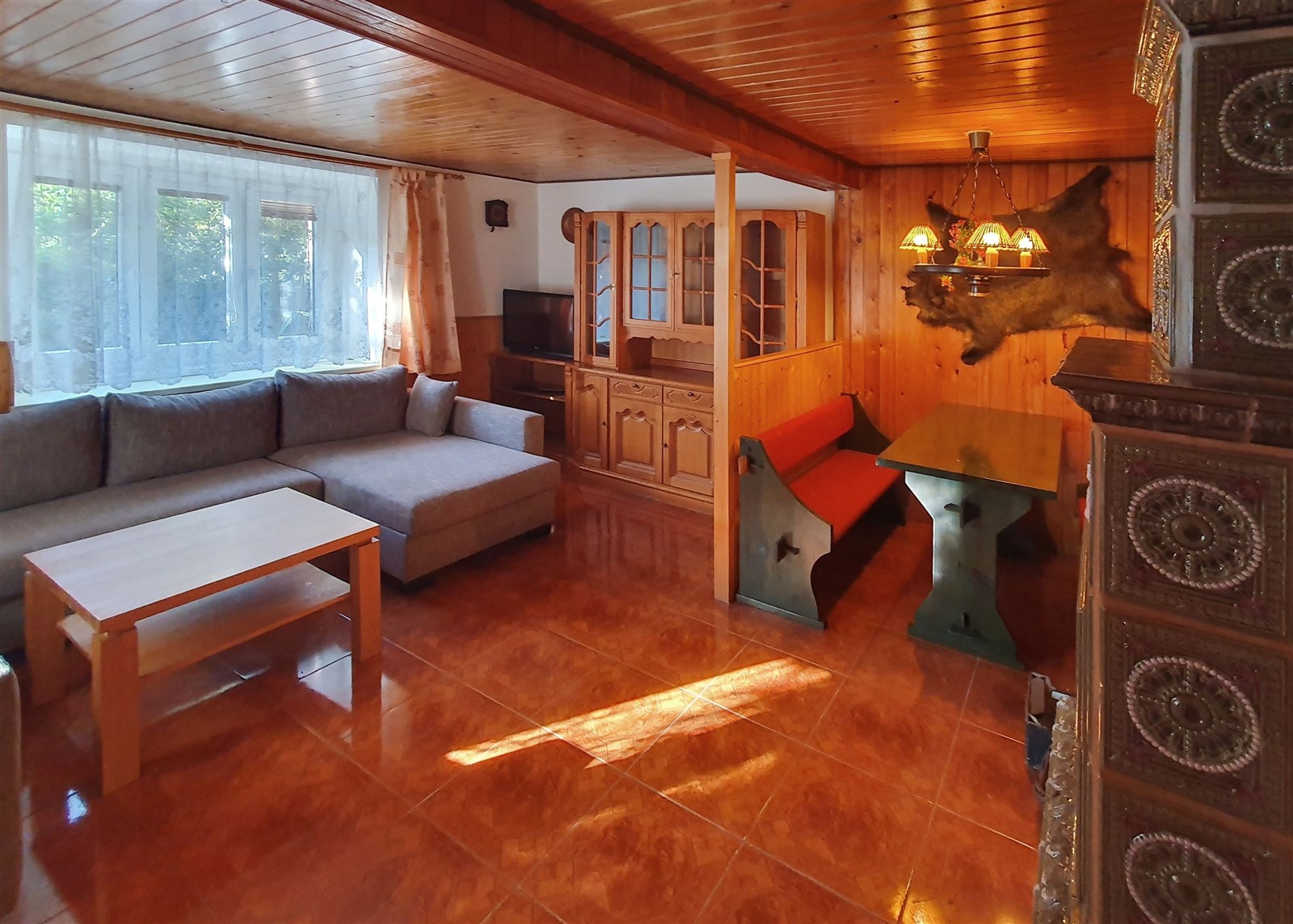 obývací pokoj s televize, přirozené světlo, kachličková podlaha, a strop dřeva