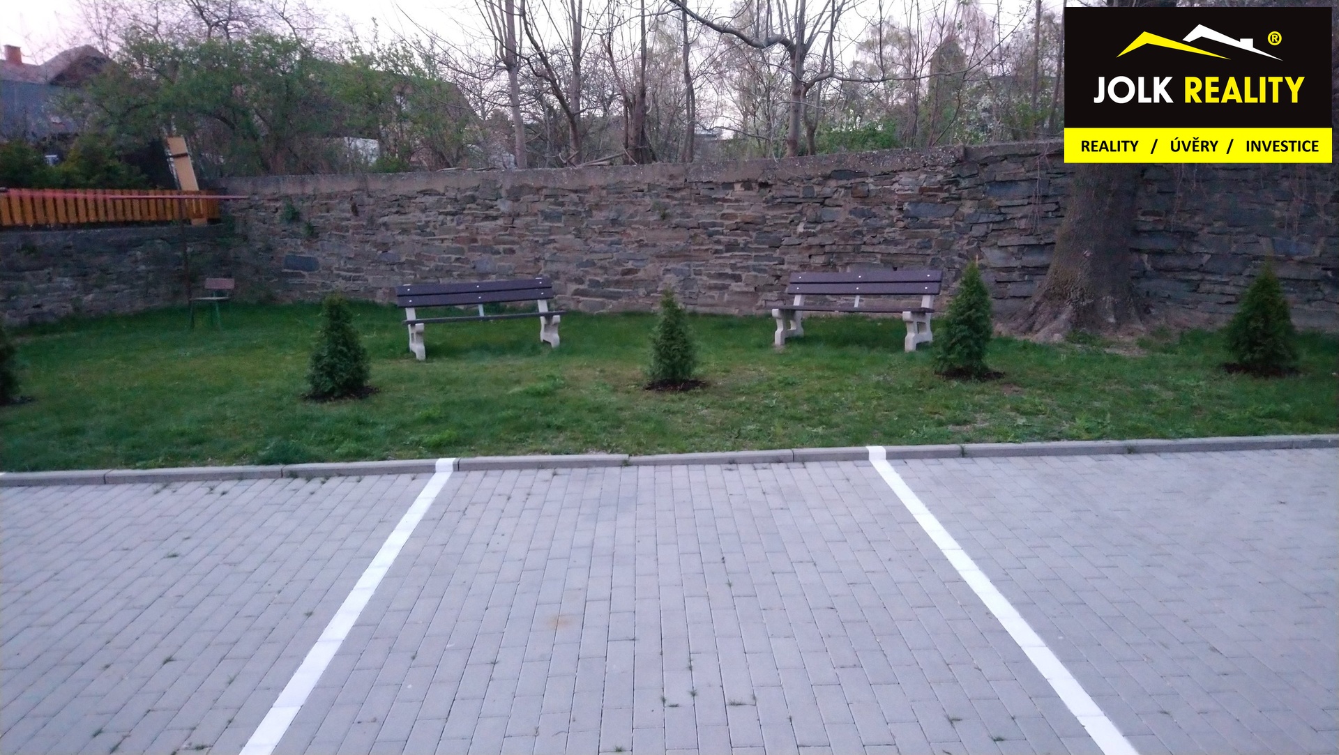 Byty-pro-Seniory-Budišov---venkovní-posezení-lavič