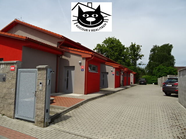 řadový dům z ulice