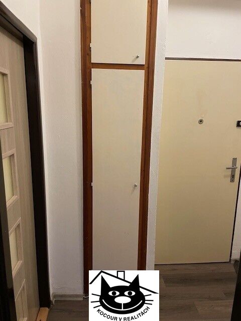 botník v předsíni