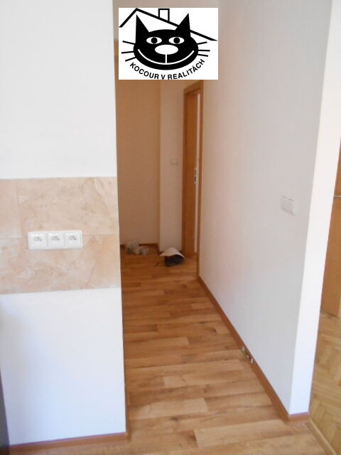 z KK do předsíně, vlevo prostor na myčku