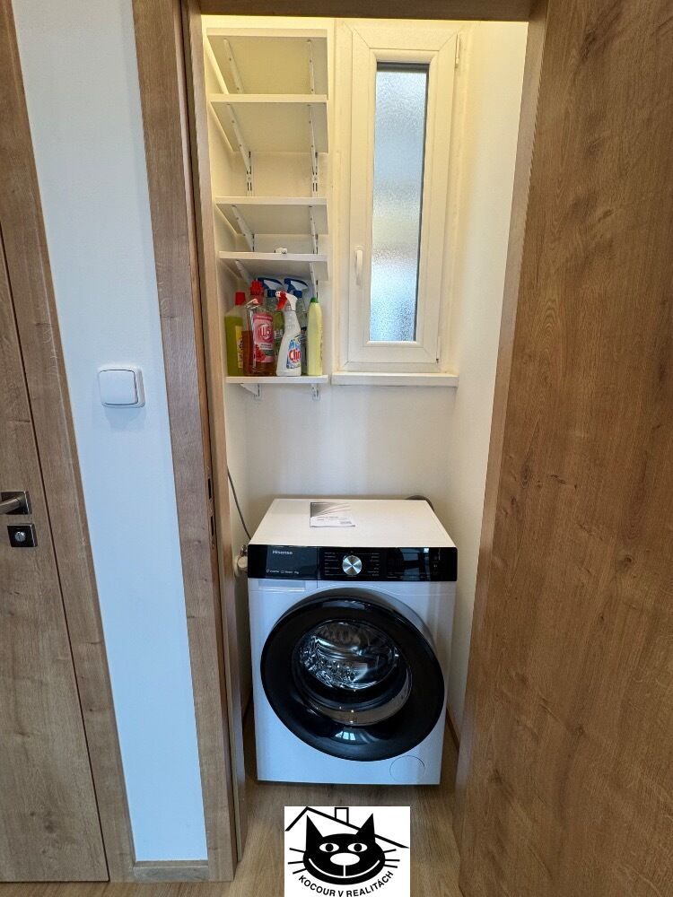 aut. pračka v komoře