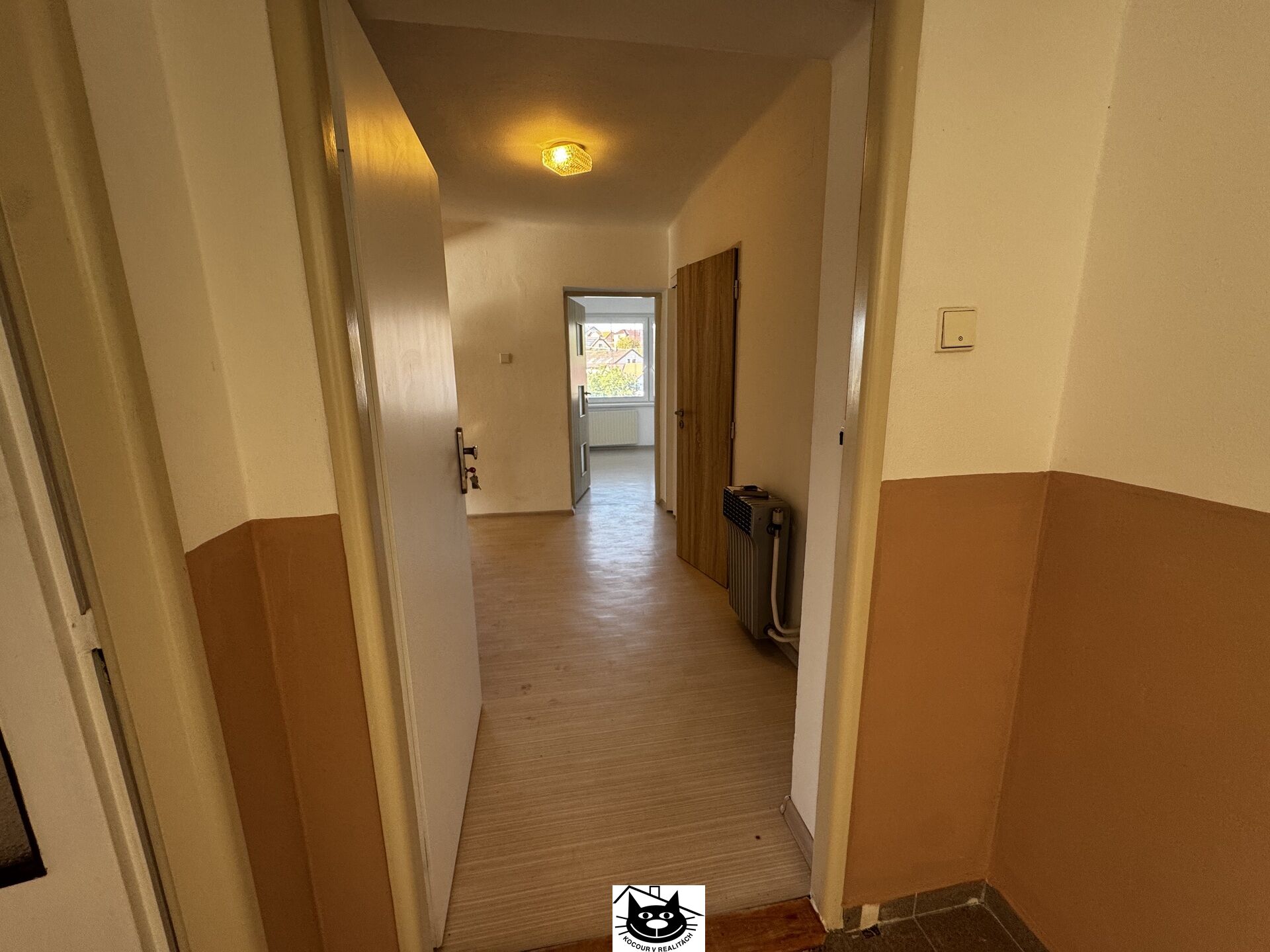 z předsíně do bytu
