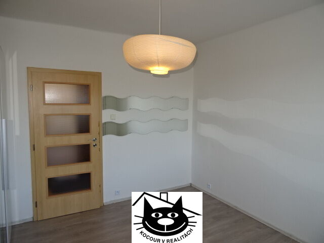 ložnice od okna