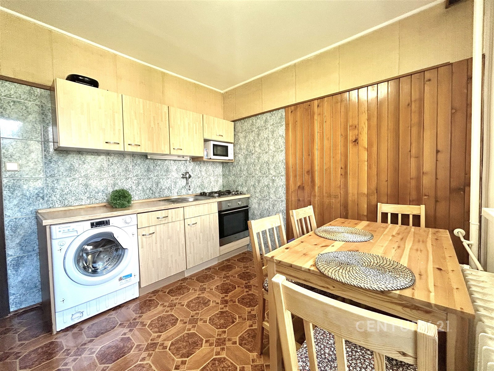 Rustikální kuchyň s dřevěným nábytkem, dlažbou a v