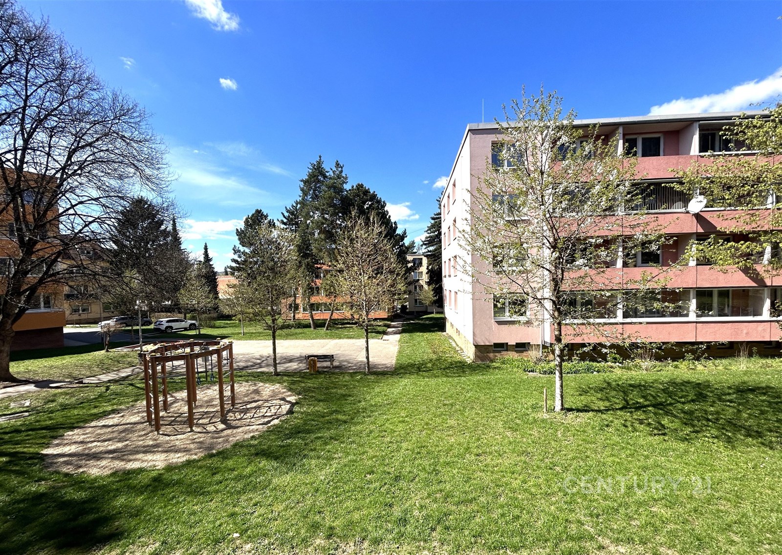 Zahradní prostor před bytovým domem s udržovaným t