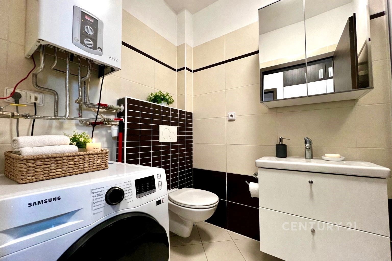 Malá moderní koupelna s dlažbou, pračkou a vestavě