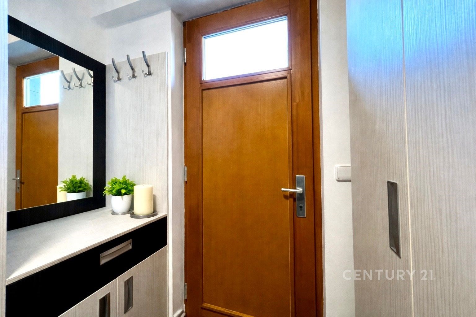 Vstupní hala s dřevěnými dveřmi, vestavěnou skříní