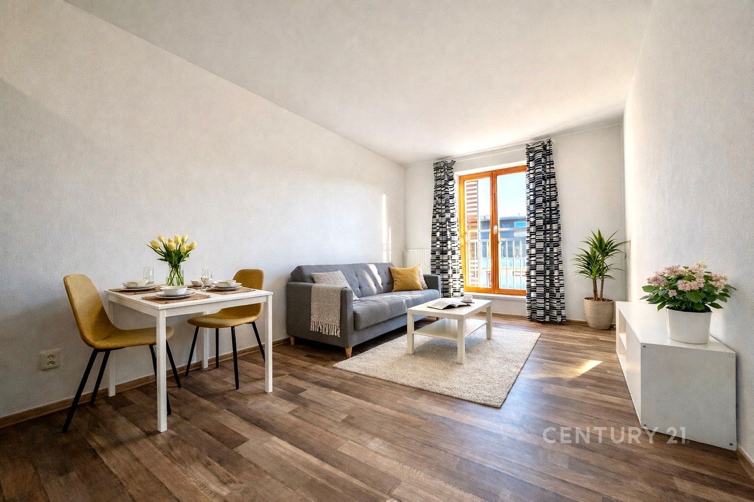 Světlý obývací pokoj s parketovou podlahou, velkým