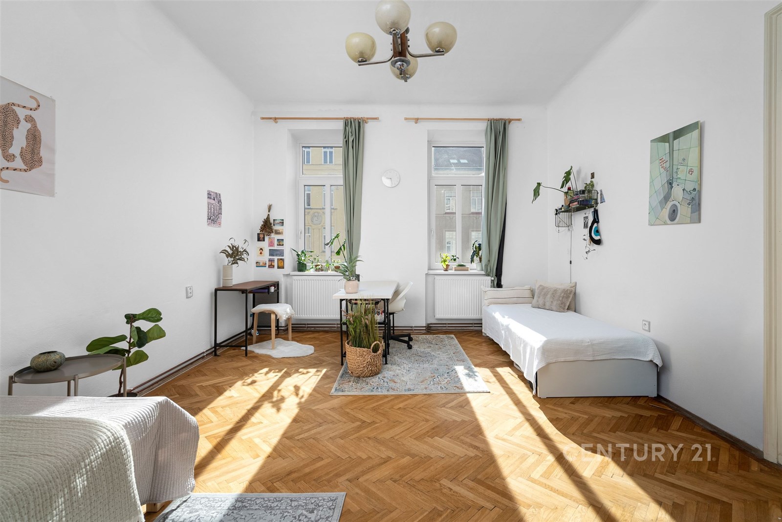 Světlý obývací pokoj s parketovou podlahou, velká 