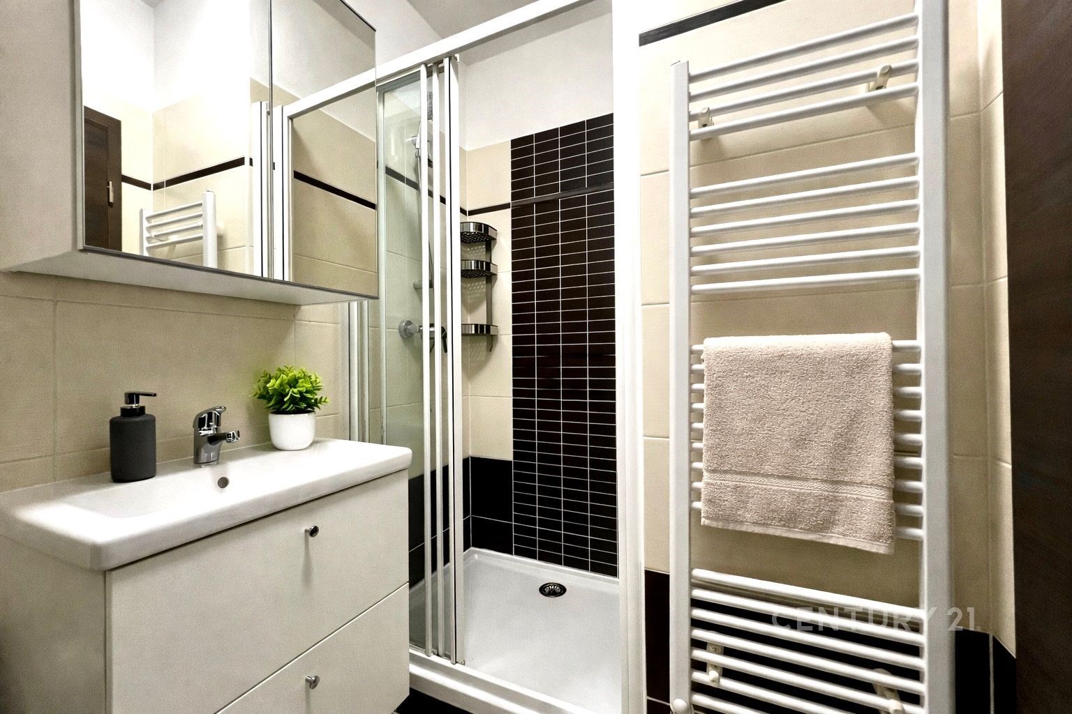 Moderní koupelna s proskleným sprchovým koutem a d