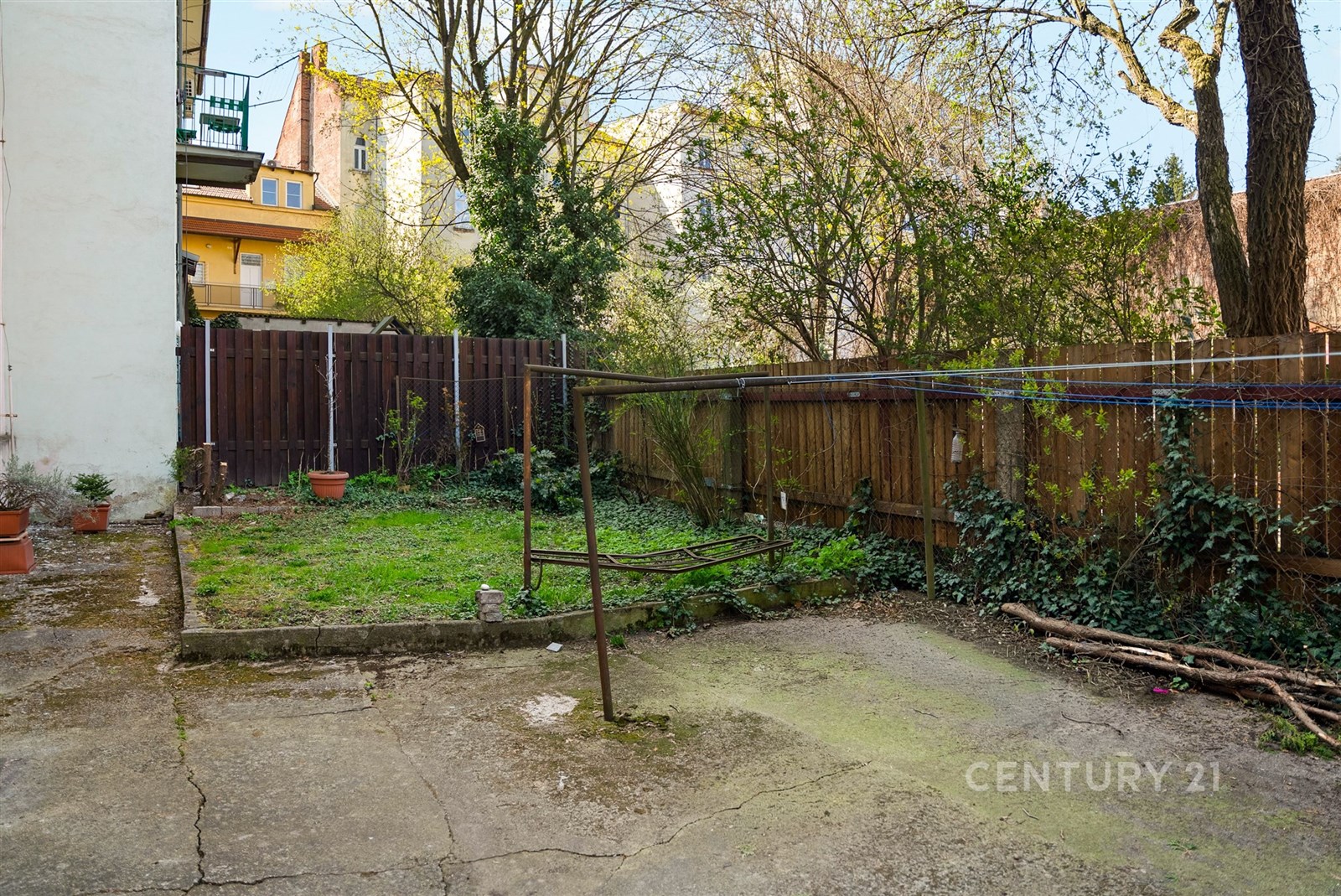 Zahrada s dlážděnou plochou a trávníkem, ohraničen