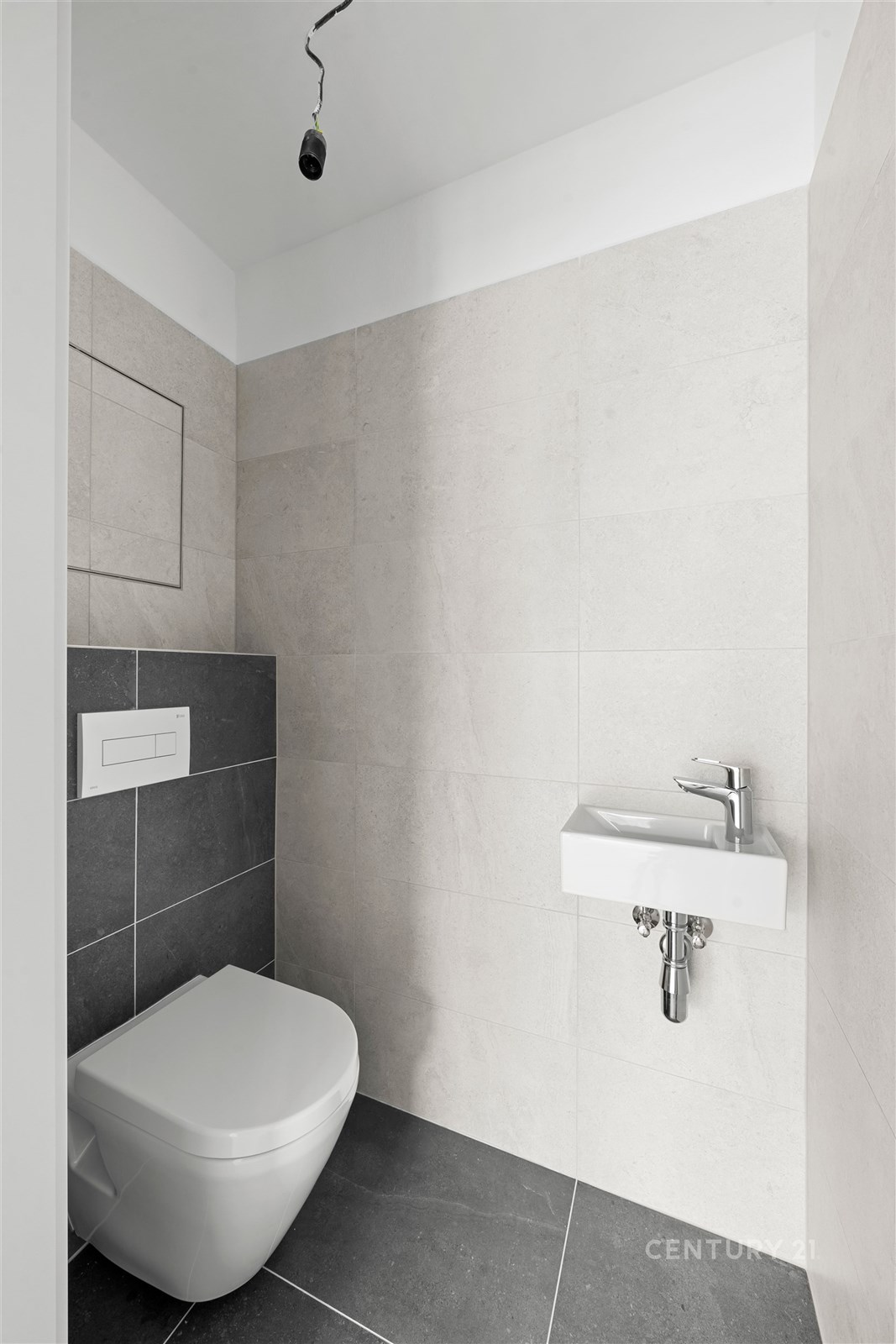 Moderní koupelna s dlažbou, závěsné WC a minimalis
