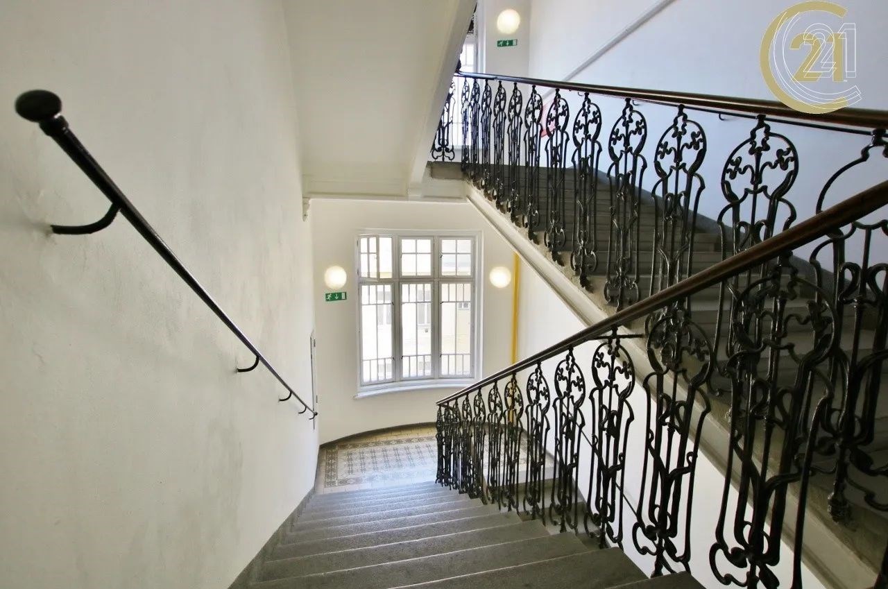 schody s přirozené světlo, vysoký strop, a dřevěná