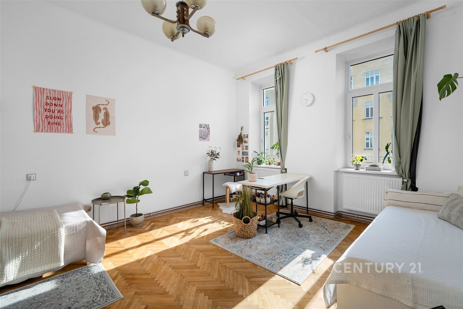 Světlý obývací pokoj s parketovou podlahou, velká 